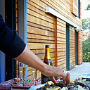 La terrasse du rez-de-chaussée en connexion avec à la cuisine est aussi une salle à manger d’extérieur.