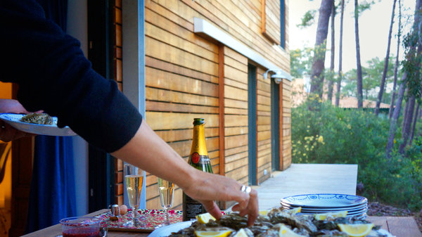 La terrasse du rez-de-chaussée en connexion avec à la cuisine est aussi une salle à manger d’extérieur.
