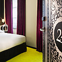 Esprit contemporain au second étage. Couleurs vives et électriques contrastant avec le noir et blanc.