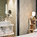 Dans une chambre du second étage, chevet ludique réalisé par Rémi Perret.