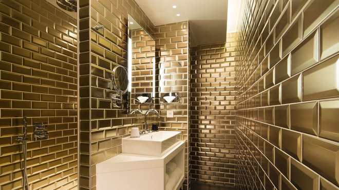 Les murs des salles de bains du premier étage sont entièrement recouverts de « carreaux métro » argentés. Les murs des salles de bains du premier étage sont entièrement recouverts de « carreaux métro » argentés.