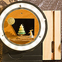 Création du designer-plasticien Rémi Perret, l’un des 23 chevets sur pieds, fabriqués spécialement pour l’Hôtel L’Antoine. Il s’agit d’une sorte de micro architecture lumineuse qui utilise notamment des petits jouets. Avec son lapin contemplatif, ce mobilier offre une échelle de maison de poupée.