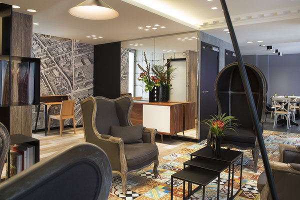 Dès l’entrée, le lobby résume, avec la salle de petit déjeuner et la « boutique » toutes les ambiances que l’on retrouvera dans les différents niveaux. Se mêlent les différents styles de mobiliers et les revêtements muraux auxquels s’ajoutent, pour l’histoire, une carte XVIIIème siècle représentant le quartier et des trompe-l’œil de moulures, des murs-miroirs pour théâtraliser les espaces, des éléments de bibliothèque, des paravents de grillage…