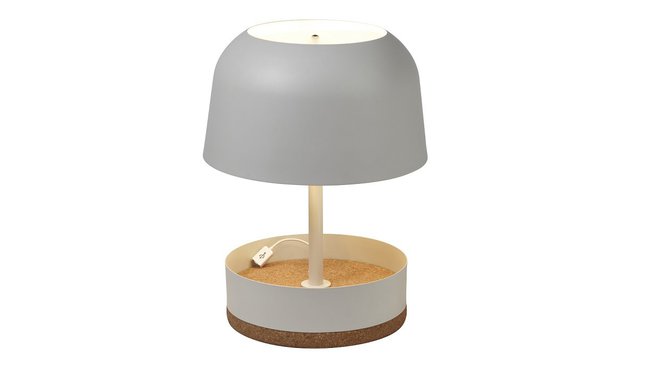Champignon connecté. Elle est parfaite pour le chevet et elle est équipée d’un plateau pour recharger son téléphone portable. Lampe à poser Hodge Podge, création Arik Levy, port USB , ́métal et liège, H. 39 cm, 495 €, Forestier.