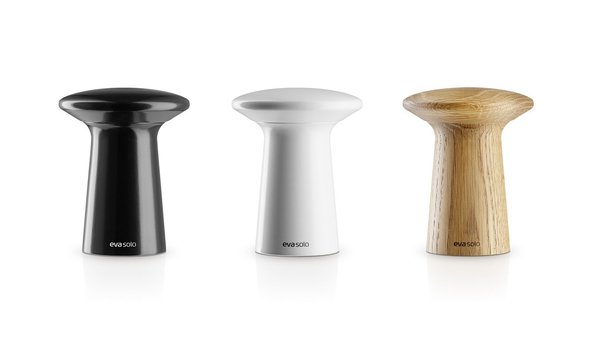 Trois pour un. Une forme identique et trois matières, bois, céramique, et bois laqué… De quoi accessoiriser votre cuisine comme bon vous semble ! Eva Solo, moulin à poivre et sel, 39,90 € et 44,95 €.