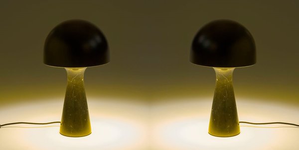 Enigmatique. Une association de matières tout en sobriété compose cette lampe champignon, qui est telle une sculpture une fois éteinte. Lampe de table Topsy, pied en marbre, abat-jour en métal gris orientable, 269 €, AMPM.