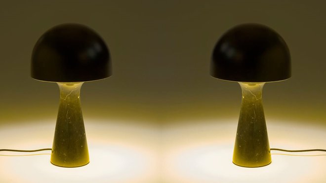 Enigmatique. Une association de matières tout en sobriété compose cette lampe champignon, qui est telle une sculpture une fois éteinte. Lampe de table Topsy, pied en marbre, abat-jour en métal gris orientable, 269 €, AMPM.