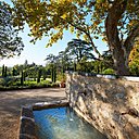 La fontaine, où l’eau coule en continu, est un élément caractéristique de la Provence, indispensable pour la végétation méditerranéenne.