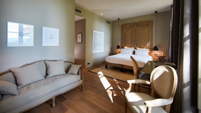 Le salon prolonge la chambre baignée de lumière dans l’univers chaleureux d’une maison de famille.