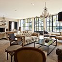 Rénové de fond en comble, le grand salon résume la simplicité et le raffinement de l’hôtel, dépourvu de luxe ostentatoire.