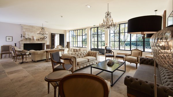 Rénové de fond en comble, le grand salon résume la simplicité et le raffinement de l’hôtel, dépourvu de luxe ostentatoire.