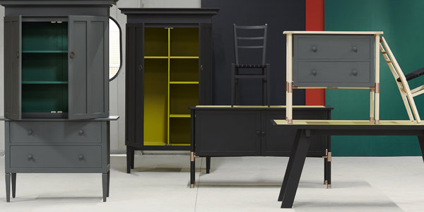 La collection complète est composée de six pièces: buffet deux corps, armoire-penderie, commode à deux tiroirs, buffet enfilade, table de repas, chaise de repas.