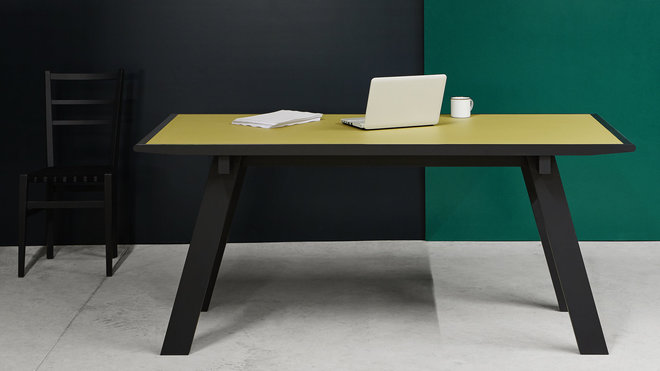 Table de repas ou bureau pour répondre à la tendance actuelle du home office, la table Brabant est décidément polyvalente, L.182 x P.82 x H.76 cm, 895 €. Table de repas ou bureau pour répondre à la tendance actuelle du home office, la table Brabant est décidément polyvalente, L.182 x P.82 x H.76 cm, 895 €.