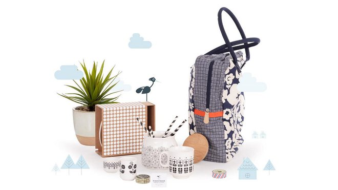 Des matières nobles et  éco responsables, pour décorer de manière créative et originale votre intérieur. Parmi les surprises toujours design possibles : coussin, mug, pot, vase, bougeoirs, boite de rangement, sac, lampe, dessous de plat... Que vous réservera votre cadeau surprise?