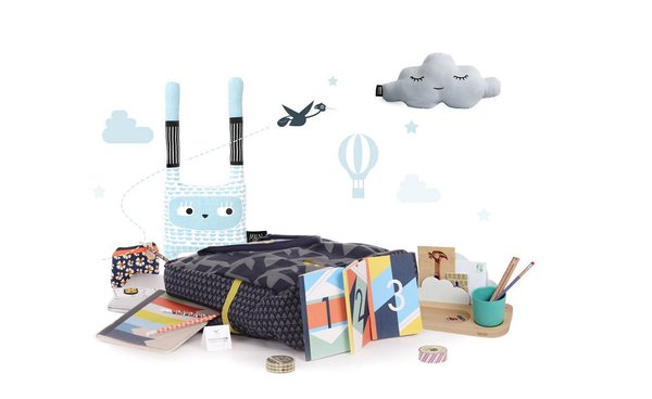 La sélection Kids est composée de jolies surprises : des objets ludiques, graphiques et poétiques, sans plastique ni licences commerciales, sans piles ni électronique, pour faire le bonheur de tous les enfants. Vous pourrez trouver dans votre boîte entre autres, des accessoires de déco pour animer les murs de leurs chambres, des doudous trop chou, aussi câlins que malins, et de quoi ranger avec style tout leur joyeux bazar !
