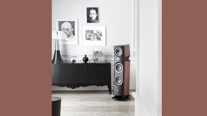 L’enceinte Sopra de Focal est considérée comme une enceinte design de très bonne qualité. Elle a d’ailleurs été récompensée plusieurs fois en 2015 dont le &amp;amp;amp;amp;amp;amp;quot;Best of&amp;amp;amp;amp;amp;amp;quot; du Salon High-End à Munich ; c’est également la dixième récompense EISA obtenue par Focal depuis 2002. Sopra se distingue par la pureté de son design, sa performance acoustique ainsi que ses couleurs pétillantes : orange, rouge, blanc, noir ou en bois. Il vous faudra débourser 8000 € pour la paire Sopra n° 1 et 12000 € pour la paire de Sopra n°