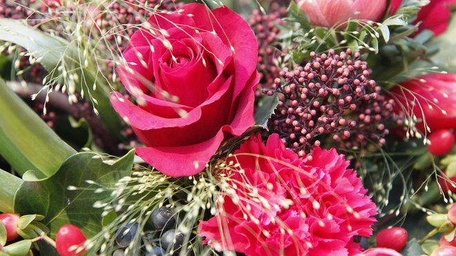 Parce qu’il n’y a pas que les roses qui ont le droit d’être rouges, Rouge tout rouge c’est le concept original de fleurs variées et rouges toute l’année, par Christian Tortu, Dani et Agnès b.