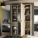 Afin de pouvoir compenser un sol pas nécessairement parfaitement plat, les pieds fournis avec les meubles sont réglables.