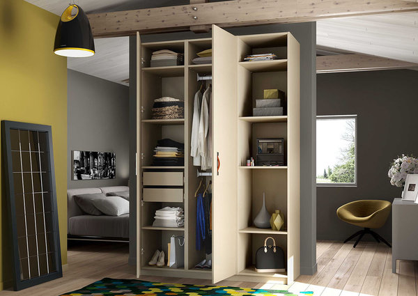 Afin de pouvoir compenser un sol pas nécessairement parfaitement plat, les pieds fournis avec les meubles sont réglables.