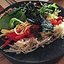 Tangpyeongchae : assortiment de légumes et lamelles de bœuf.