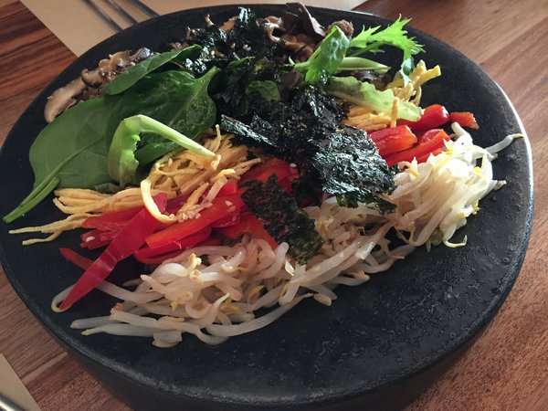 Tangpyeongchae : assortiment de légumes et lamelles de bœuf.