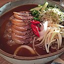 Naengchae Jokbal : salade de jarret de porc.