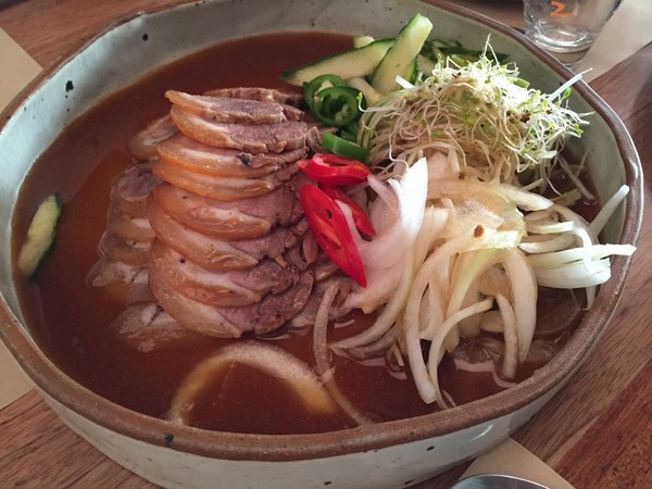 Naengchae Jokbal : salade de jarret de porc.