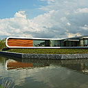 La façade de la maison est habillée de solid surface DupontTM Corian®, coloris Cameo White.