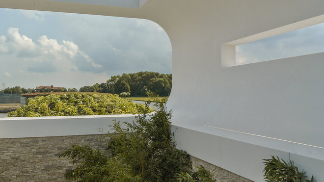 La maison offre l’équilibre optimal entre le bâtiment, le matériau et un dessin parfaitement conforme aux désirs de l’architecte.