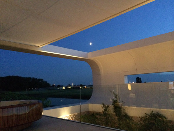 Les cadres minimalistes des pare-soleil épurés cadrent des vues sur l’extérieur.