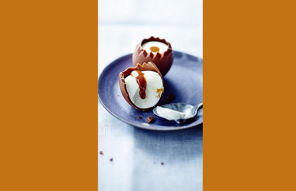 La marque de surgelés Picard reprend le visuel habituel des œufs à la coque, pour en faire un œuf glacé avec une coque en chocolat au lait, une glace à la vanille, et au cœur une sauce au caramel qui imite le jaune d’œuf. Un dessert original, pour conclure votre repas pascal.