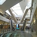 Avec son architecture singulière et sa luminosité, le centre Domus est très agréable. Les nombreux escalators du centre commercial ne sont pas énergivores, puisqu’ils ne se déclenchent via des capteurs de mouvement que lorsqu’une personne arrive à proximité.