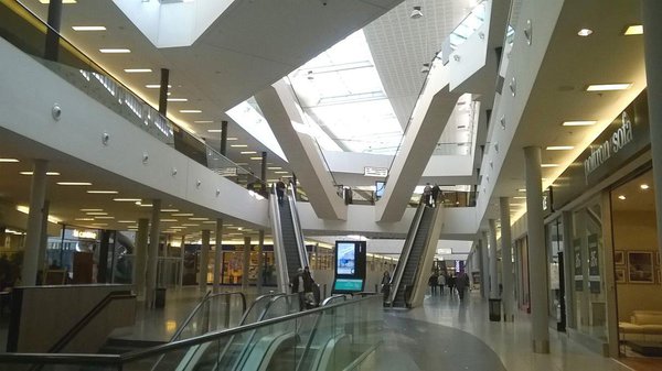 Avec son architecture singulière et sa luminosité, le centre Domus est très agréable. Les nombreux escalators du centre commercial ne sont pas énergivores, puisqu’ils ne se déclenchent via des capteurs de mouvement que lorsqu’une personne arrive à proximité.