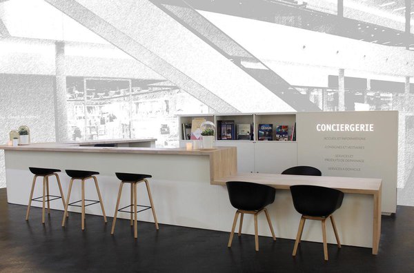 La conciergerie mise en place dans le centre commercial Domus, dédié à la maison est un véritable atout pour ce centre ; capable de répondre à tous les besoins des clients, cette conciergerie apporte un soutien apprécié aux clients. Entre autres : vestiaire, prêt de poussette, pansements, collants sont disponibles gratuitement à la conciergerie pour profiter au maximum de votre shopping.