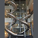 Ludiques et originaux, ces deux toboggans géants créés par la société Pro Urba ajoutent une touche atypique à ce centre commercial dédié à la maison. Pour les enfants et ceux qui le sont restés, essayez les toboggans pour accéder du 2ème étage au rez-de-chaussée en 11 secondes seulement !