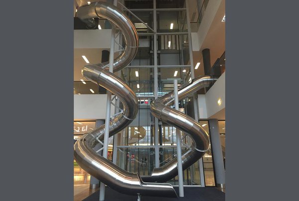 Ludiques et originaux, ces deux toboggans géants créés par la société Pro Urba ajoutent une touche atypique à ce centre commercial dédié à la maison. Pour les enfants et ceux qui le sont restés, essayez les toboggans pour accéder du 2ème étage au rez-de-chaussée en 11 secondes seulement !