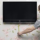 Étape 1: prenez les dimensions de votre lecteur de DVD et de votre box; celles-ci vous donneront les dimensions de votre armoire. Marquez l'emplacement de l'armoire sur le mur : centré, par exemple, avec un espace permettant d'accéder aux commandes situées sur le dessous de l'écran plat et aux câbles. Mesurez l'espace entre le dessous de l'écran de télévision, à l'endroit où les câbles devront être dissimulés par le panneau blanc, et le dessus de l'armoire en bois.