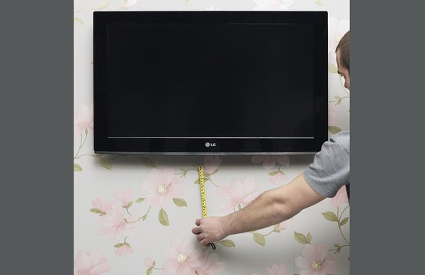 Étape 1: prenez les dimensions de votre lecteur de DVD et de votre box; celles-ci vous donneront les dimensions de votre armoire. Marquez l'emplacement de l'armoire sur le mur : centré, par exemple, avec un espace permettant d'accéder aux commandes situées sur le dessous de l'écran plat et aux câbles. Mesurez l'espace entre le dessous de l'écran de télévision, à l'endroit où les câbles devront être dissimulés par le panneau blanc, et le dessus de l'armoire en bois.