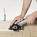 Étape 2 : marquez puis découpez les pièces de bois aux longueurs définies avec votre scie compacte Dremel DSM20, le disque à tronçonner multi-usage Dremel DSM500 et le guide de découpe Dremel DSM .