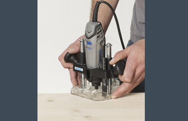 Étape 3 : fraisez les détails sur les bords avant et latéraux, sur le haut de l'armoire, à l'aide de votre outil Dremel 3000, muni de l'accessoire plongeant pour défonceuse 335 et de la fraise à défoncer 615.