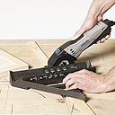 Étape 5: coupez les dix longueurs dans la latte de bois de pin de 36 x 4 mm pour obtenir les détails de portes horizontaux et verticaux, à l'aide de la scie compacte Dremel DSM20 munie d'un disque à tronçonner multi-usage et du guide de découpe Dremel DSM840. Collez et clouez les lattes de bois avec le pistolet à colle Dremel chargé de bâtons de colle pour le bois de 7 mm (GG03) comme vous l'avez fait auparavant, sur les devants de chaque porte ; c'est ce détail qui donnera son style Shaker au meuble.