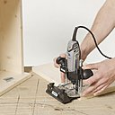 Étape 6 : choisissez l'emplacement des charnières puis feuillurez les parois et les portes de l'armoire pour y loger chacune des charnières à l'aide de votre outil Dremel 3000 muni de l'accessoire plongeant pour défonceuse et des fraises à défoncer 654 et 640. Ajustez les portes sur l'armoire avec les charnières puis vissez celles-ci avec leurs vis fournies, avec un tournevis ou une visseuse électrique munie de l'embout approprié.