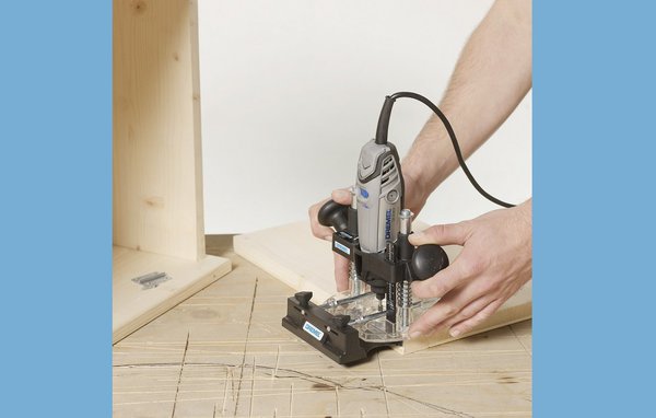 Étape 6 : choisissez l'emplacement des charnières puis feuillurez les parois et les portes de l'armoire pour y loger chacune des charnières à l'aide de votre outil Dremel 3000 muni de l'accessoire plongeant pour défonceuse et des fraises à défoncer 654 et 640. Ajustez les portes sur l'armoire avec les charnières puis vissez celles-ci avec leurs vis fournies, avec un tournevis ou une visseuse électrique munie de l'embout approprié.