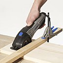 Étape 7 : découpez l'étagère intérieure de l’armoire avec votre scie compacte Dremel DSM20 et le disque à tronçonner multi-usage. Montez ensuite l'étagère dans l'armoire. Réalisez deux supports d'étagère à partir des pièces de bois découpées. Découpez les supports d'étagère dans la latte de bois de pin de 36 x 4 mm. Avant de fixer les supports à l'intérieur de l'armoire, collez et clouez-les à une hauteur de 19,1 cm du fond. Laissez sécher avant de mettre en place l'étagère dans l'armoire.