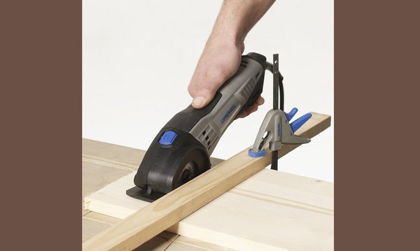 Étape 7 : découpez l'étagère intérieure de l’armoire avec votre scie compacte Dremel DSM20 et le disque à tronçonner multi-usage. Montez ensuite l'étagère dans l'armoire. Réalisez deux supports d'étagère à partir des pièces de bois découpées. Découpez les supports d'étagère dans la latte de bois de pin de 36 x 4 mm. Avant de fixer les supports à l'intérieur de l'armoire, collez et clouez-les à une hauteur de 19,1 cm du fond. Laissez sécher avant de mettre en place l'étagère dans l'armoire.