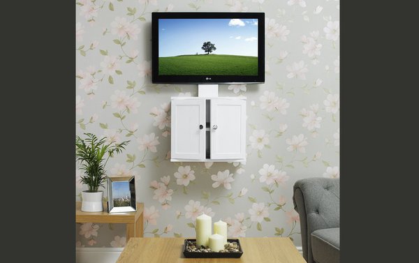 Étape 9: passez une sous-couche, puis peignez le meuble. Vous pouvez le personnaliser avec du papier-peint. Montez les boutons de porte et fixez l'armoire au mur, à la hauteur requise. Conseil : si vous n'avez pas besoin d'une armoire pour l‘installation de votre télévision, vous pouvez suivre ce même guide pas-à-pas pour réaliser une petite armoire de cuisine ou de salle de bains par exemple.