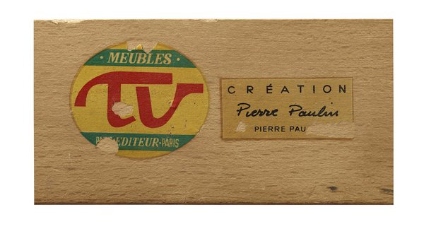 Détail de la banquette 119 avec estampille du créateur et étiquette de l’éditeur.