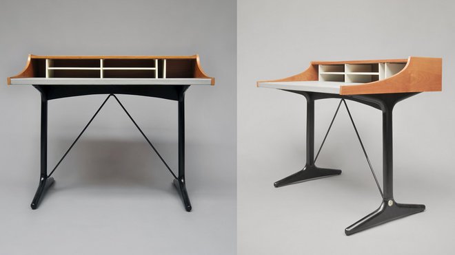 Ce bureau de dame CM 193 a été édité par Thonet en 1959. Sa forme originale reprend les codes d’un secrétaire ancien avec range-courrier, mais sans cylindre ni abattant. Il est posé sur un piétement en I, profilé et laqué noir, extrêmement moderne. Le code couleur : noir, blanc, gris et merisier lui confère un aspect très chic et raffiné pour un usage domestique. On peut le comparer au modèle de Georges Nelson. En métal laqué, bois laqué, laiton, merisier et moleskine.