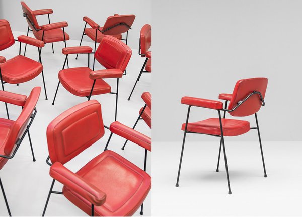 Bridges CM 197 édités par Thonet en 1958. Très rare pour des pièces vintage de cette époque, la série de 8 pièces qui est présentée dans cette exposition offre un houssage en skaï d’origine. En métal laqué, contreplaqué, mousse, skaï et caoutchouc.