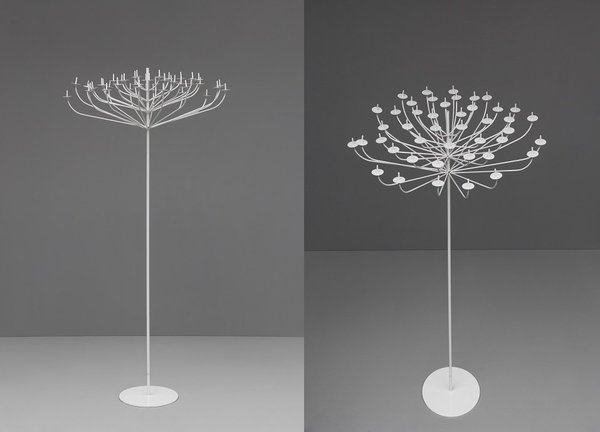 Le chandelier 129, édité par Pierre Disderot en 1959, est un objet atypique, inspiré de la nature et qui fait penser à une sculpture. La multiplicité des branches allumées par les fines bougies, enrichit l’ambiance générale lumineuse de la pièce. Eteint, la magie de l’objet ne faiblit pas et se rapproche du travail des américains Curtis Jere ou Harry Bertoia, entre art et le design. En métal laqué.